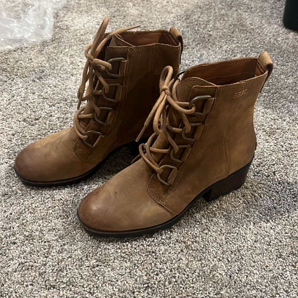 Sorel women’s size 7 lace up boots